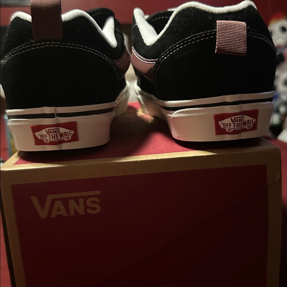 Vans - Picture 4 of 6